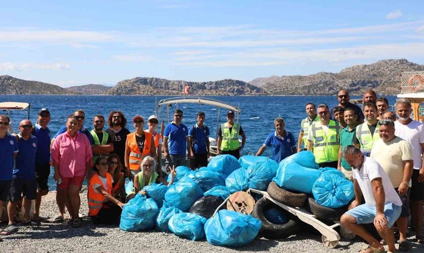 Marmaris'te kıyı temizliği: 125 torba atık toplandı