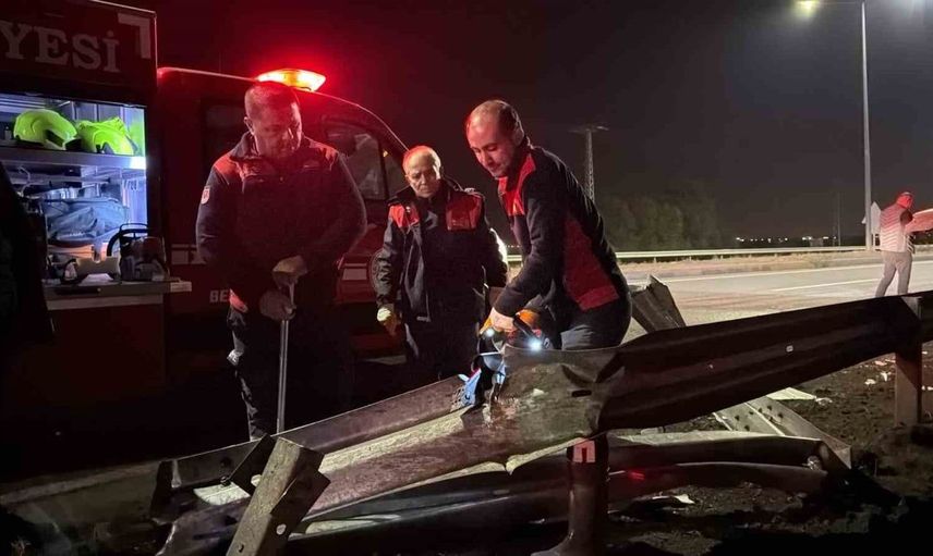 Iğdır'da devrilen çimento yüklü tırda sürücü yaralandı