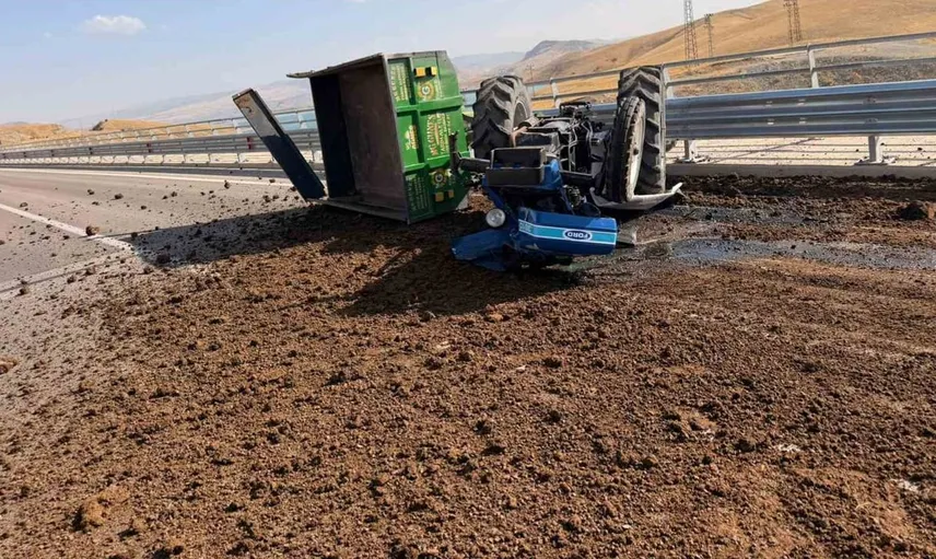 Tunceli'de gübre yüklü traktör devrildi, sürücü hastaneye kaldırıldı