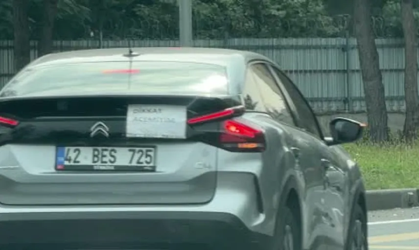 Diyarbakır'da sürücü dikkat acemiyim yazısıyla trafiğe çıktı