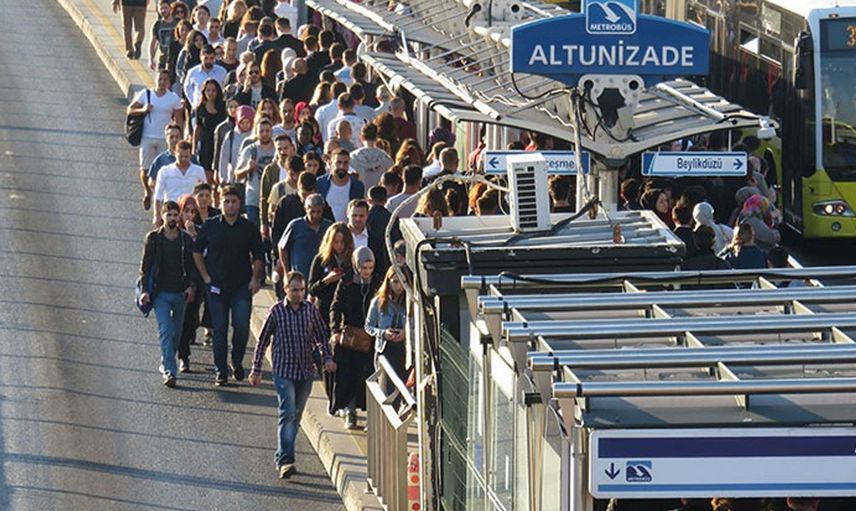 5 yıldır çözülemeyen metrobüs problemi! Altunizade yine kilitlendi, yüzlerce insan yolda kaldı