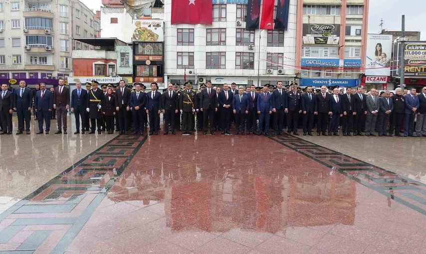 Küçüklerden duygulandıran anlar: askerleri örnek alarak saygı duruşu yaptılar