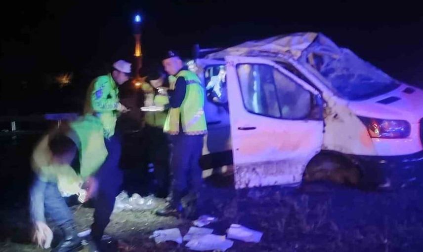 Yağışlı yolda otomobil takla attı, dört kişi yaralandı