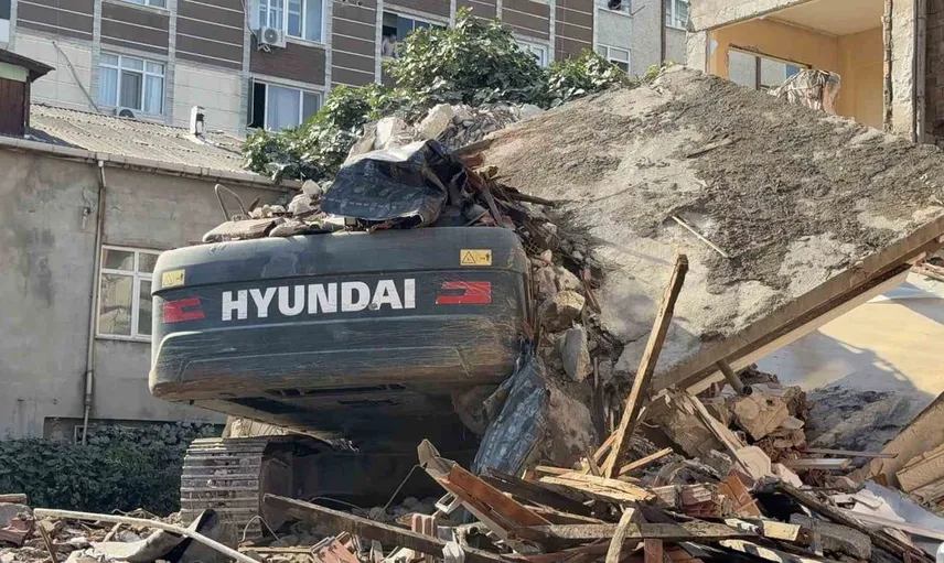 Küçükçekmece'de yıkım sırasında bina iş makinesinin üzerine devrildi