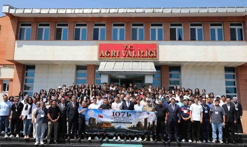 Ağrı'da '1071 ruhundan Türkiye yüzyılı vizyonuna' gezi programının ikinci kafilesi uğurlandı