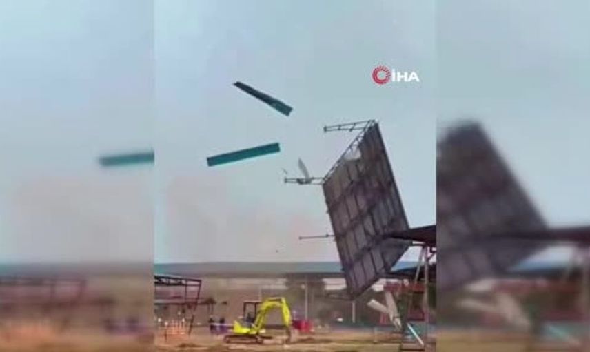 Endonezya'da inşaat alanını vuran kasırga metal çatıları uçurdu