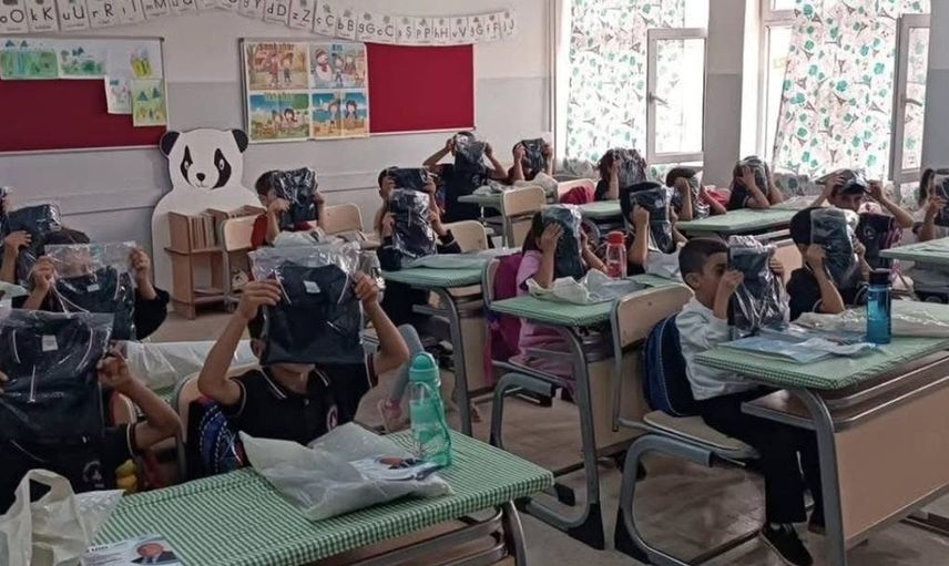 Almanya’da yaşayan iş adamı memleketine okul forması yardımı yaptı