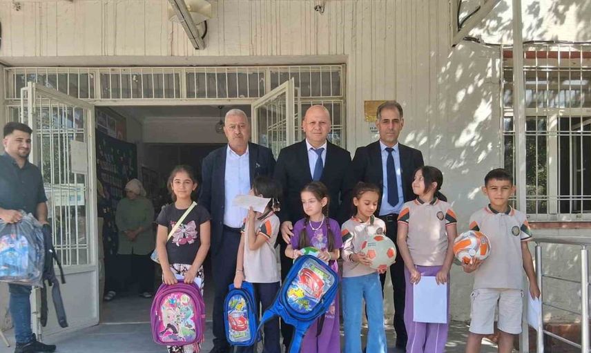 Çermik'te 300 öğrenciye çanta ve futbol topu yardımı yapıldı