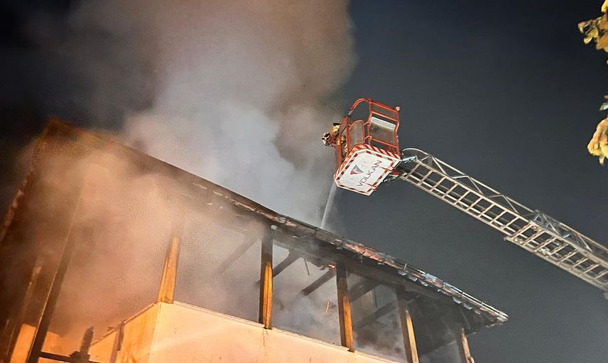 Kula'da gece ortaya çıkan yangın paniği: Ekipler zamanında müdahale etti