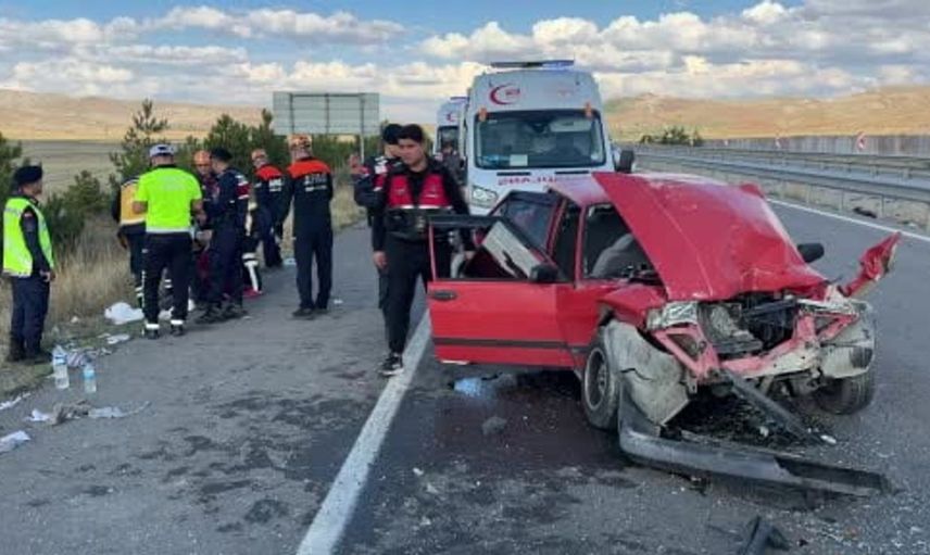 Sivas-Kayseri karayolunda otomobil tıra çarptı: 6 kişi yaralandı