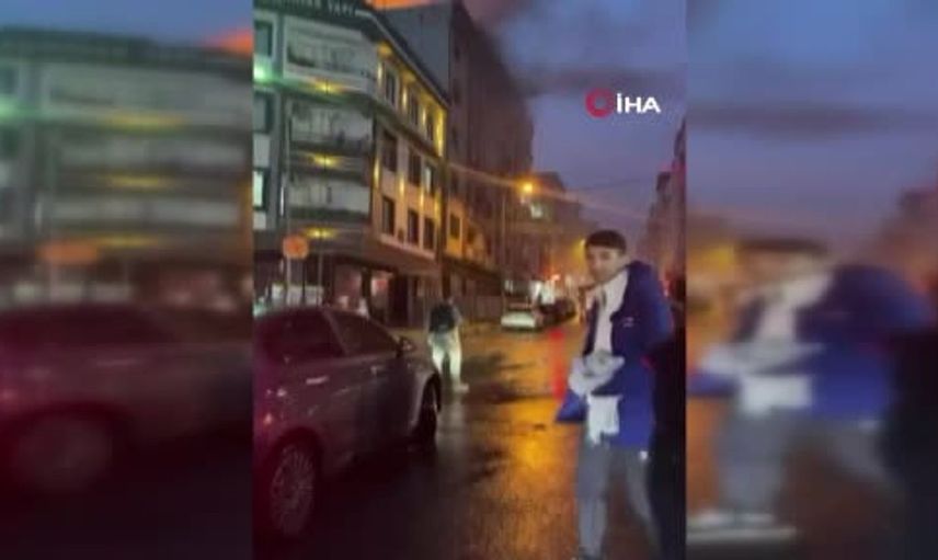 Küçükçekmece'de binanın çatısında çıkan yangın paniğe neden oldu