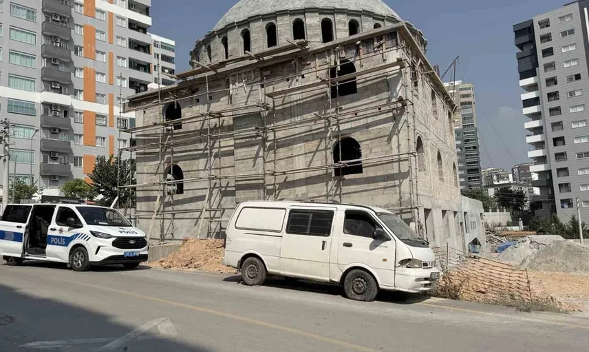 Tarsus'ta cami inşaatında gece bekçisi ölü bulundu