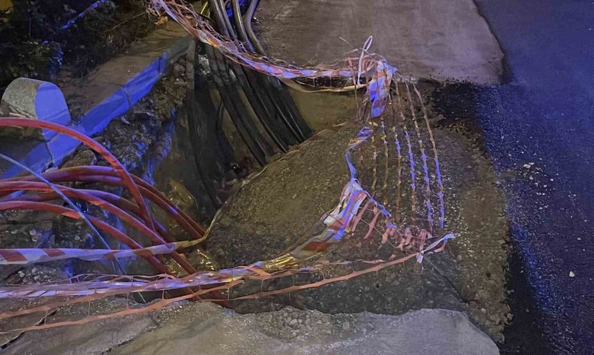Karaman'da elektrik hattı için kazılan çukura giren otomobil hasar gördü