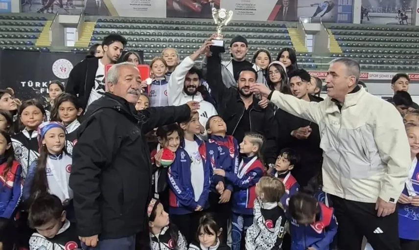 Erzurum'da genç sporcular dünyanın en iyileri arasında: Anadolu Yıldızlar Ligi kupaları dağıtıldı