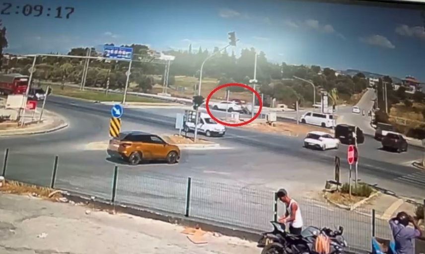 Antalya'da kırmızı ışık ihlali motosiklet kazasına yol açtı