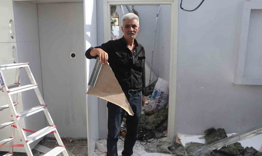 Rüzgarın etkisiyle ev harabeye döndü: Adana'da çatılar uçtu