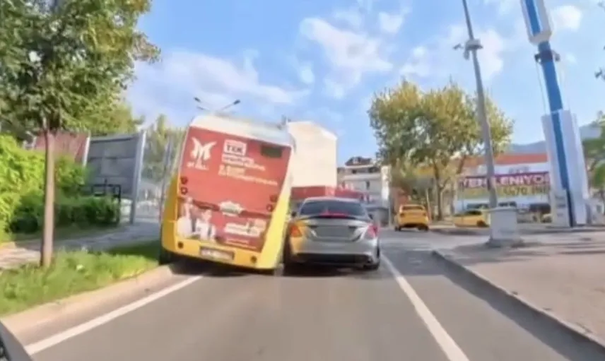 Bursa'da halk otobüsü direğe çarptı, kaza anı görüntülendi