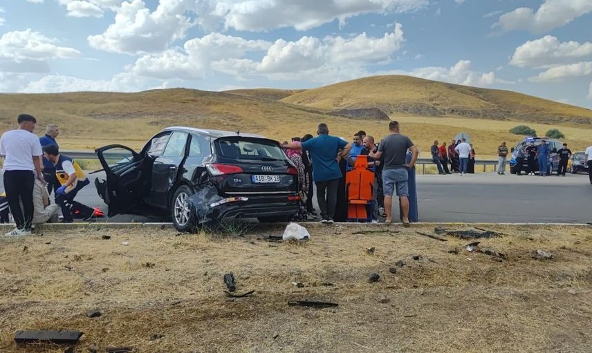 Sivas’ta iki araç kavşakta çarpıştı: 1 kişi öldü, 8 kişi yaralandı