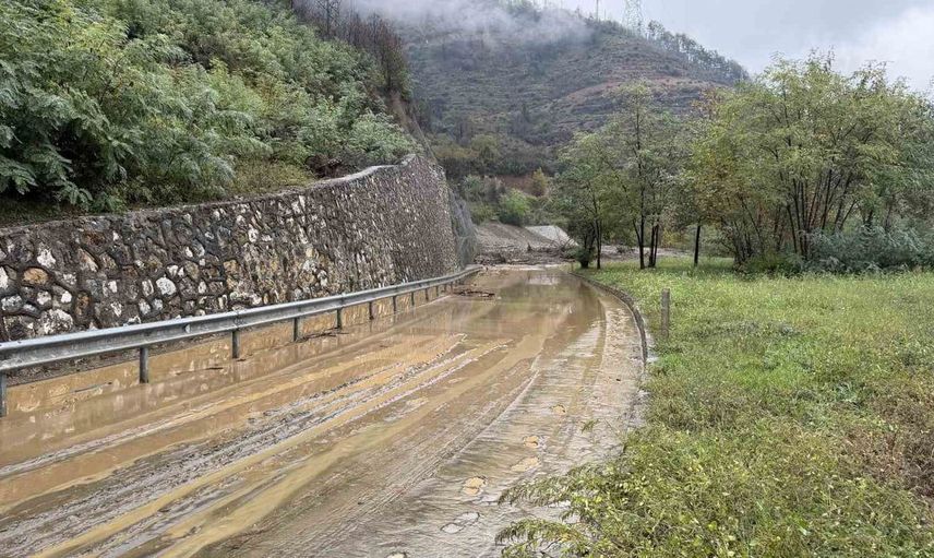 Sakarya'da sağanak sonrası toprak kayması, iki mahalleye ulaşım engellendi