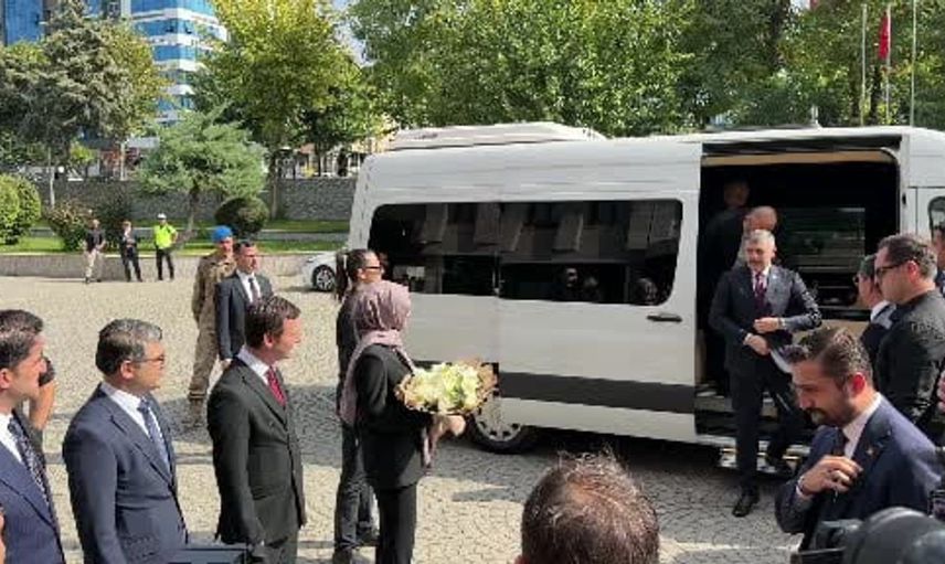 İçişleri bakanı mustafa çiftçi, batman'daki ziyaretinde şeref defterini imzaladı