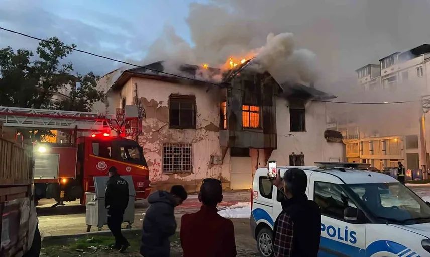 Karaman'da metruk evde yangın: itfaiyenin müdahalesiyle kontrol altına alındı