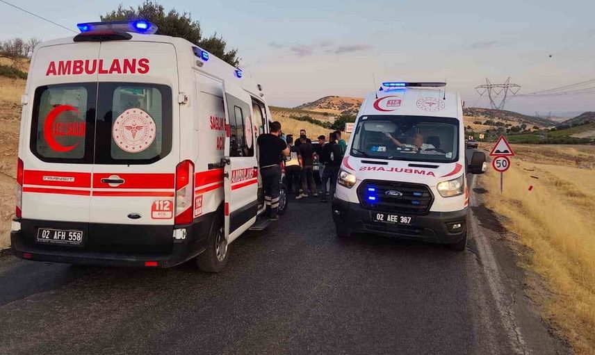 Besni'de iki otomobil kazası: 8 kişi yaralandı