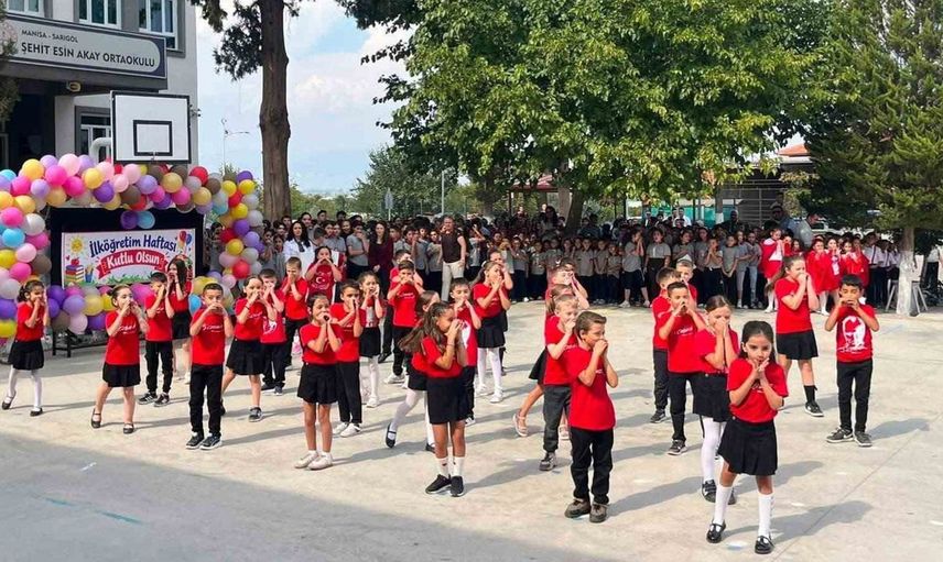 Sarıgöl'de ilköğretim haftası coşkusu: Öğrenciler performanslarıyla göz doldurdu