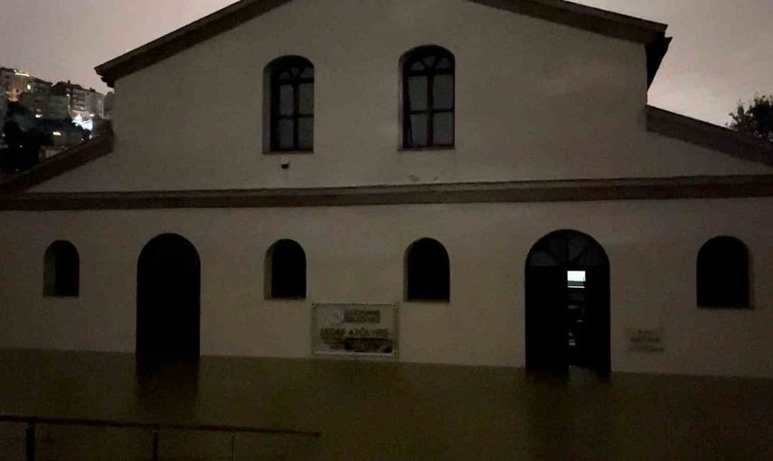 İstanbul'da tarihi cami ve atölye sular altında kaldı