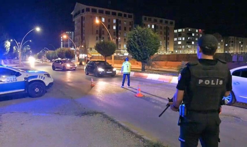 Ağrı'da huzur uygulamasında 34 aranan kişi yakalandı, 861 bin lira ceza kesildi