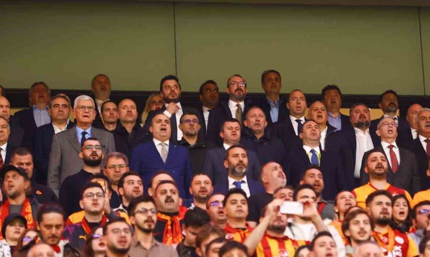 Sergen Yalçın derbiyi protokol tribününden takip etti