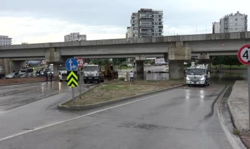 Adana'da sağanak yağış yaşamı olumsuz etkiledi: Alt geçitte su birikintisi, devrilen ağaç trafiği aksattı