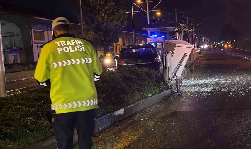 Eskişehir'de otomobil tramvay durağına çarptı, bir kişi yaralandı