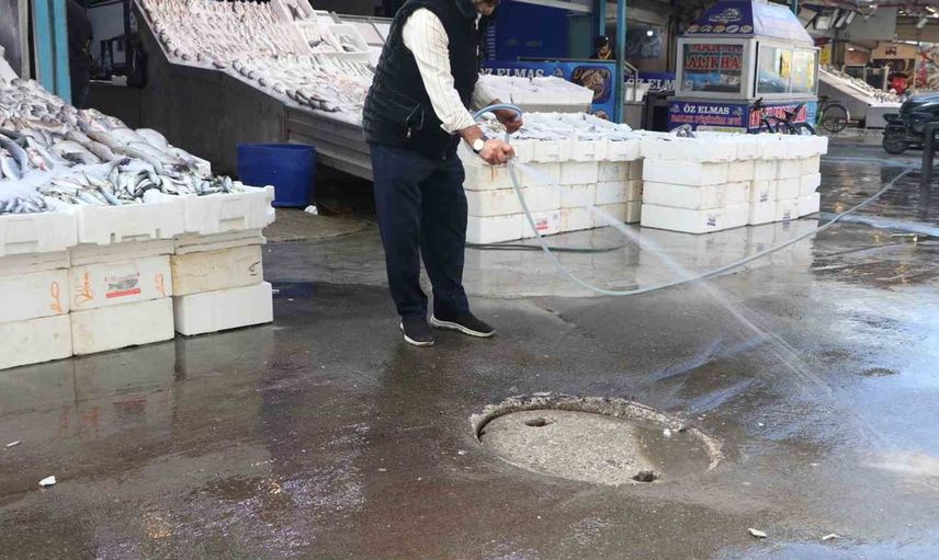 Adana balıkçılar pazarında kanalizasyon sorunu: esnaf kendi çözümünü buldu