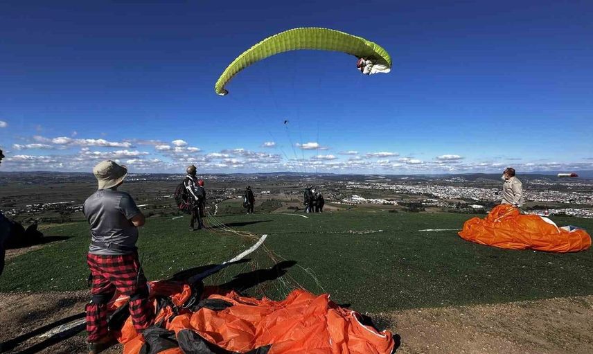Sakarya'daki sel felaketinin ardından güneşli havada yamaç paraşütü coşkusu