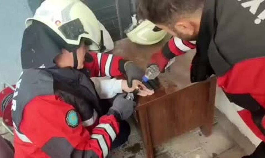 Diyarbakır'da çocuğun parmağına sıkışan metal, itfaiye ekipleri tarafından kurtarıldı