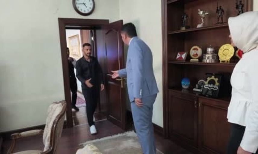 hassasiyetiyle dikkat çeken genç, bayrağı onardı ve validen teşekkür aldı