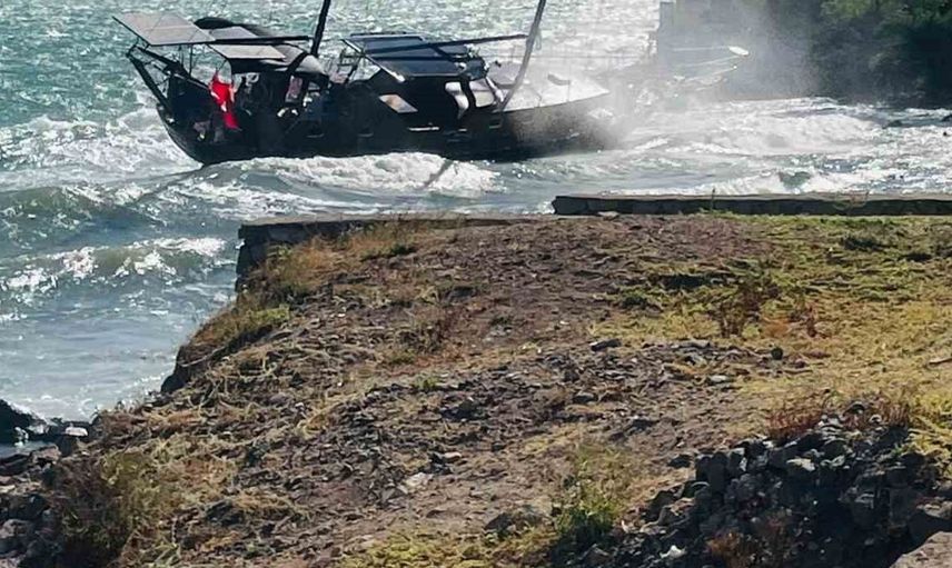 Ayvalık'ta fırtına yelkenli tekneyi kıyıya sürükledi