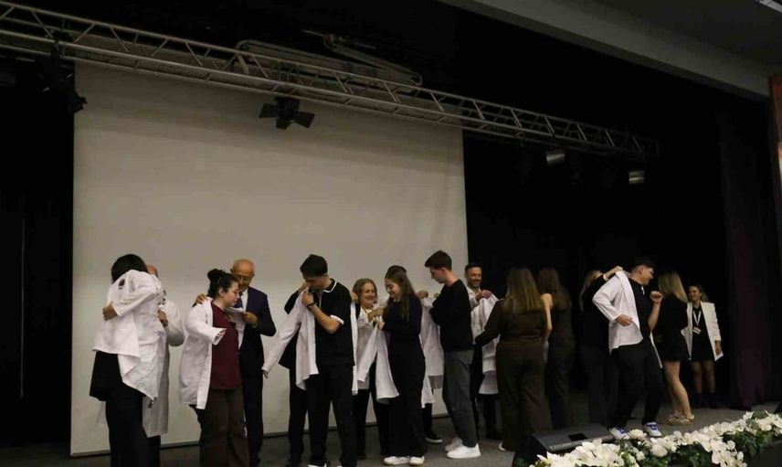 Avrasya Üniversitesi'nde beyaz önlük giyme heyecanı: Öğrenciler meslek hayatına ilk adımlarını attı