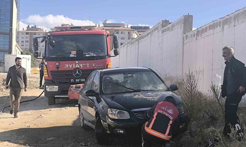 Van'da park halindeki otomobilde motor yangını paniği
