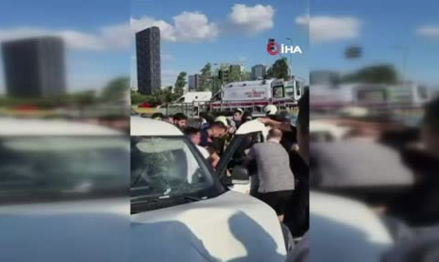 Küçükçekmece'de gerçekleşen trafik kazasında 3 kişi ağır yaralandı