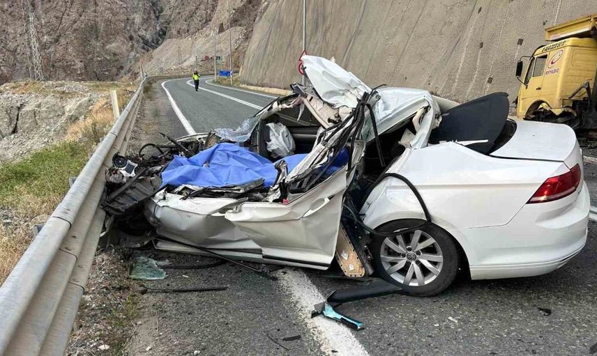 Artvin'de otomobil ve kamyon çarpıştı, bir kişi hayatını kaybetti