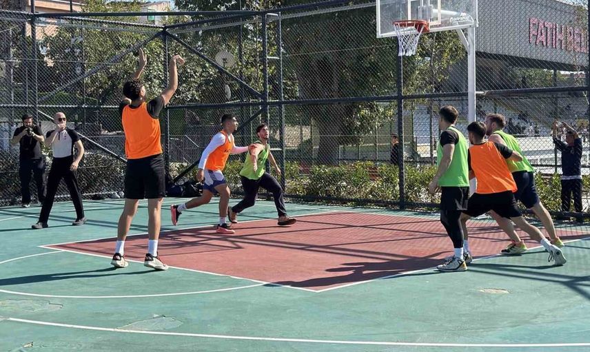 Fatih'te tarihi atmosferde basketbol turnuvası heyecanı