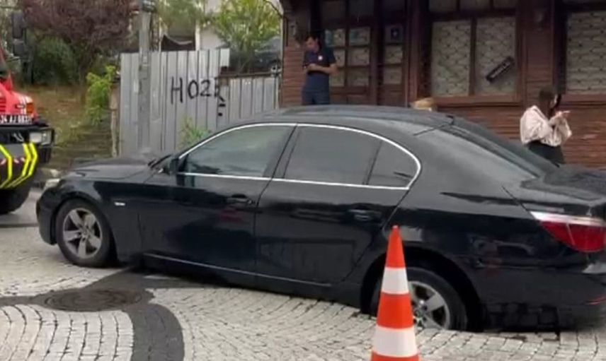 Eyüpsultan'da seyir halindeki otomobil çöken yola düştü
