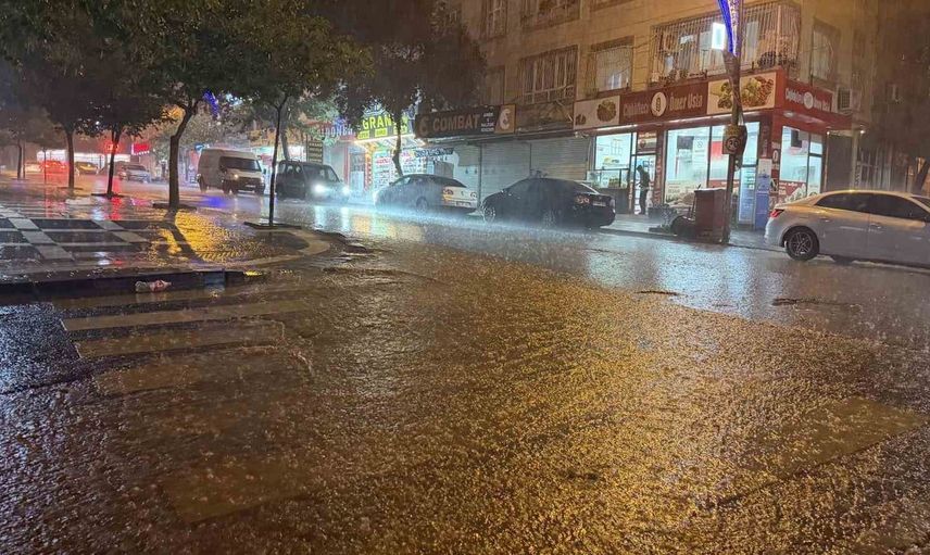 Siverek'te sağanak yağış sonrası su baskınları: Evler zor durumda