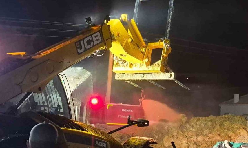 Karapınar'da çıkan saman balyası yangını 10 ton samanı kül etti
