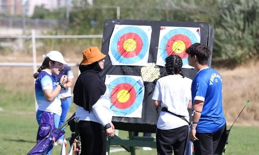 Sivas'ta genç okçular şampiyonluk için kıyasıya yarıştı