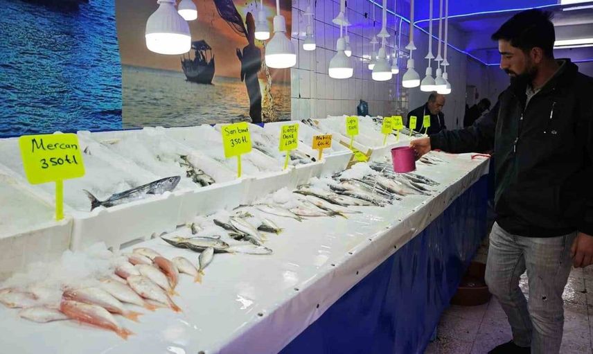 Ahlat’ta soğuk havalarla birlikte balık satışları yükselişe geçti