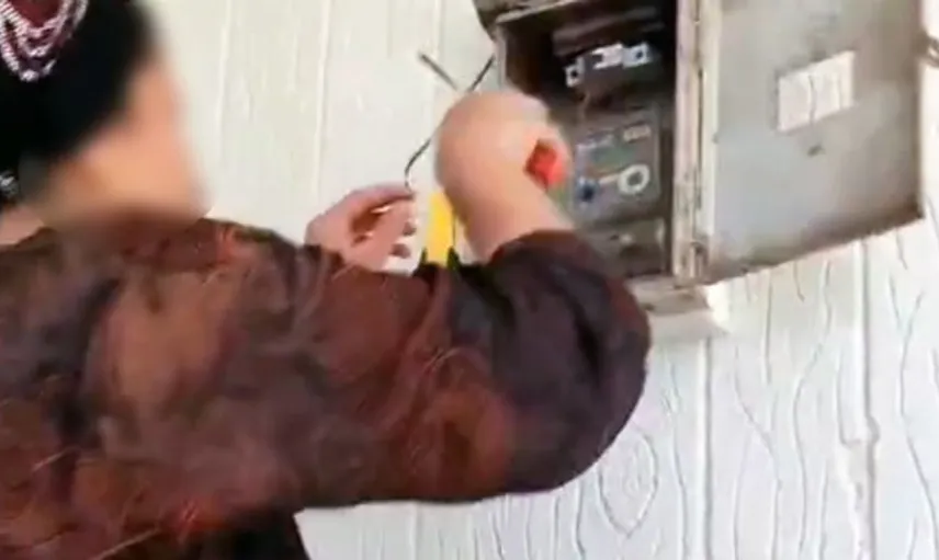 Şanlıurfa'da elektrik sayacına müdahale eden kadının anları kamerada
