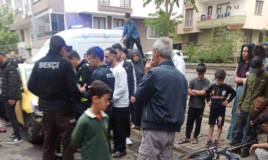 Bingöl'de ticari taksi bisiklete çarptı: yaralılar hastaneye kaldırıldı