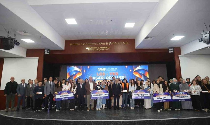 Canik'te gençlerin başarısına ödül: YKS ve LGS'de derece alan öğrencilere sürpriz hediyeler